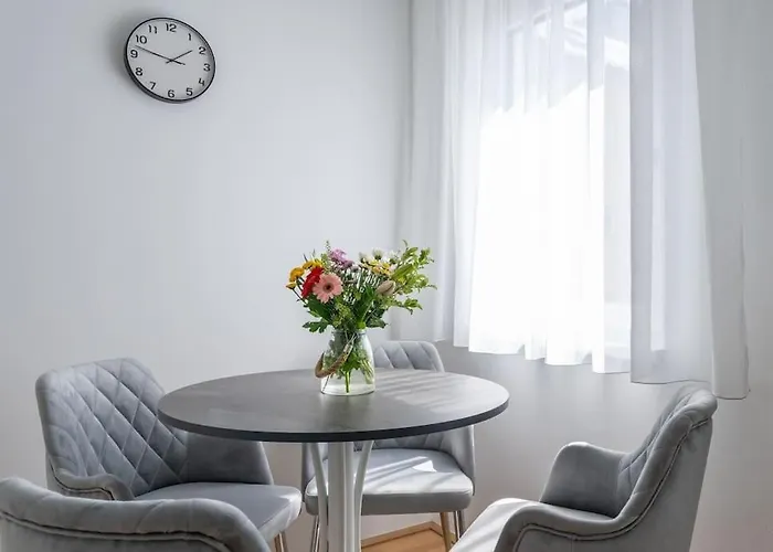 Elegant 1Br Flat With Balcony By Hm